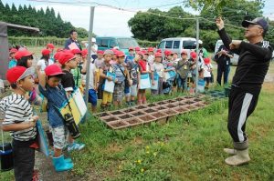 食農の大切さを伝える　子ども達がぶどう園を見学
