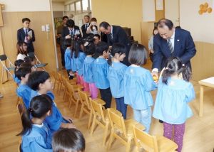 金沢市内の子ども達にミカン届ける