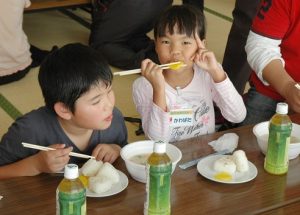 福岡市内の親子　初めての稲刈に挑戦！