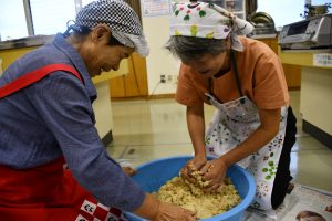 ＪＡみづま女性部とみそ作りで交流会