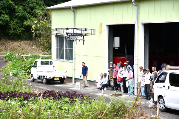 ドローン防除実演