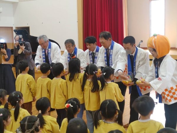 旬の「北原早生」金沢の園児に贈る